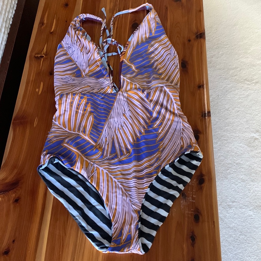 Doesn’t fit reversible swimsuit. Wore once